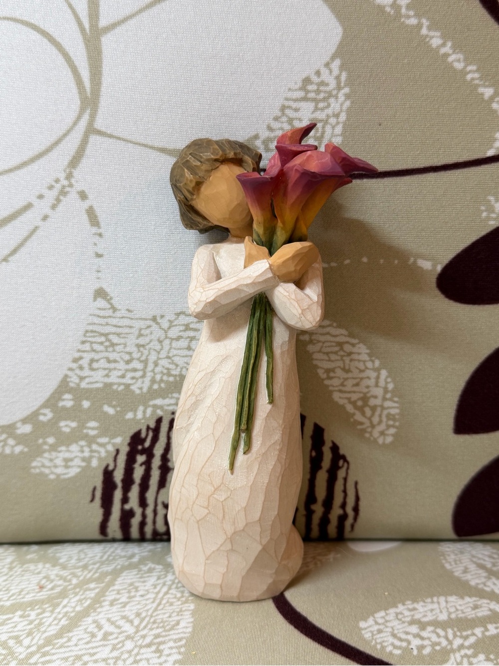 Willow Tree Figurine Holding Pink and Orange Calla Lilies